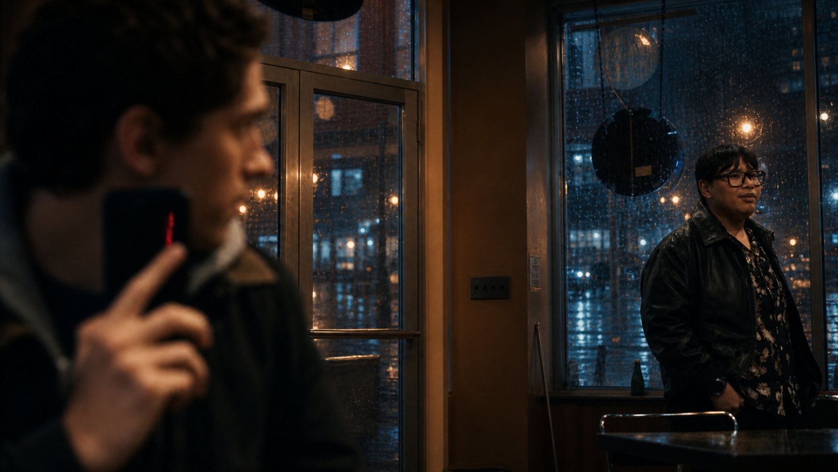 Un gesto de reconocimiento entre Peter Parker y Ned como símbolo del regreso de la identidad